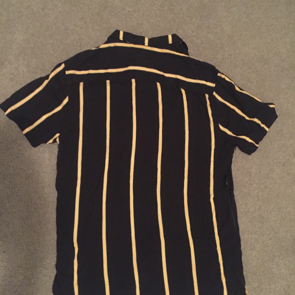 Vintage-Style Short Sleeve Button Up - Picture 3 of 4